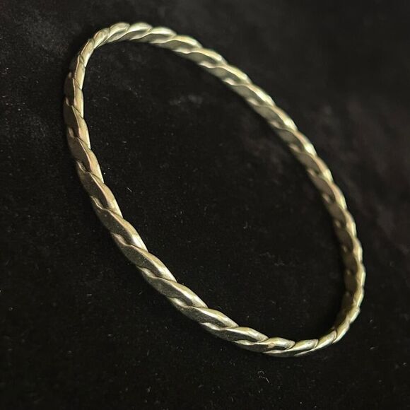 Vintage Marked Sterling Silver Hencho Mexico Twisted Bangle 2.65" 12 grams - Picture 3 of 7